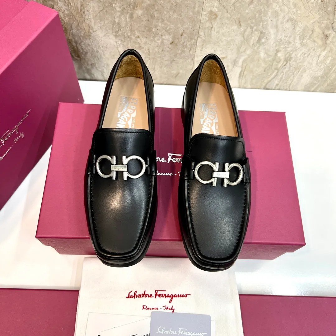 Original quality P780 Brand: Ferragamo Standard size: Men's size 39–44 (38.45 can be customized) Grade: Same style as the official website High-quality men's shoes Material: Customized first-layer calfskin with water-dyed cowhide lining Cowhide tiptoe Original non-slip and wear-resistant rubber outsole Style category: Men's formal business leather shoes are young and fashionable European and American trends British style Casual matching and comfortable feet Color: actual picture